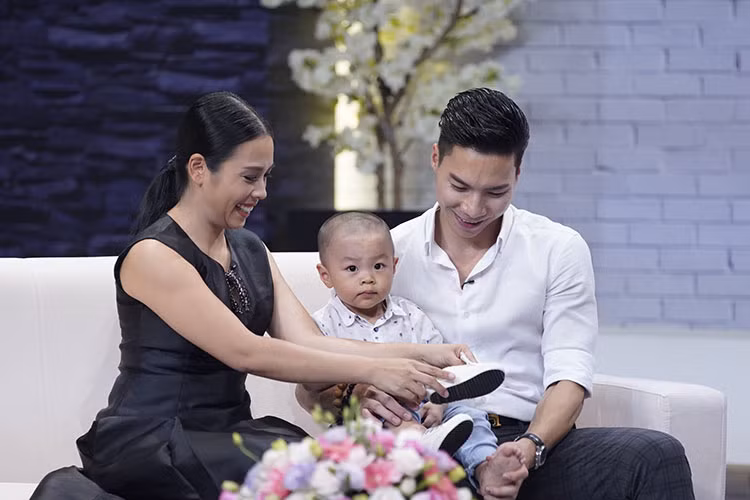 Vợ chồng sao Việt Quốc Nghiệp - Ngọc Mai mang giày cho con trai.