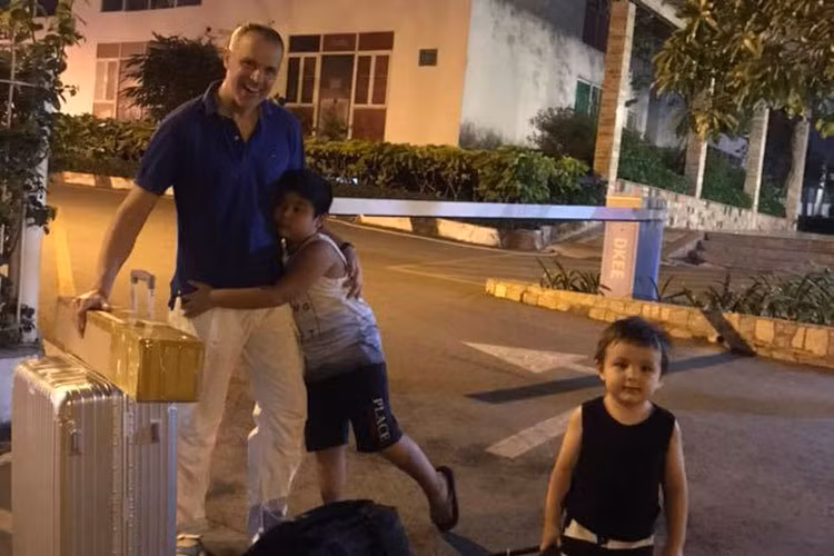 Ông xã ngoại quốc của Lý Thanh Thảo rất yêu thương con trai riêng của vợ.