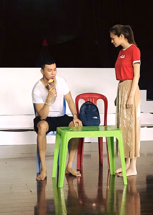 Linh Chi miệt mài đi tập kịch là một trong những tin tức sao Việt trong ngày 2/7.