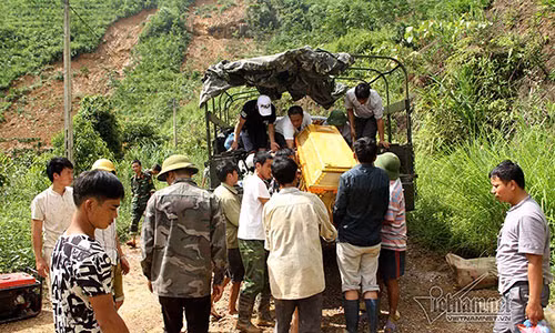 Thi thể Phó bí thư xã được đưa về nhà.