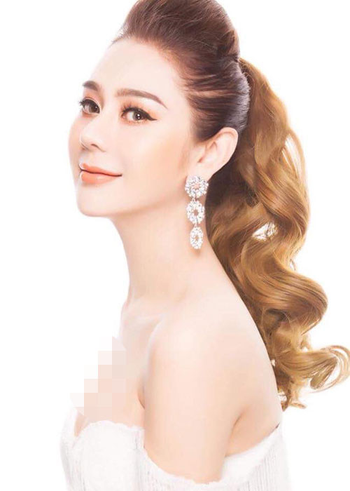 Nữ ca sĩ Lâm Khánh Chi hiện có tổ ấm hạnh phúc bên chồng trẻ Trần Phi Hùng. Ở độ tuổi 41, cô vẫn trẻ trung, xinh đẹp.