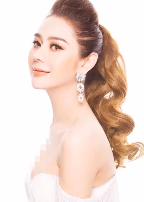 Nữ ca sĩ Lâm Khánh Chi hiện có tổ ấm hạnh phúc bên chồng trẻ Trần Phi Hùng. Ở độ tuổi 41, cô vẫn trẻ trung, xinh đẹp.