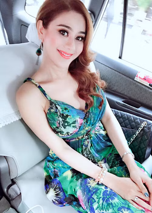 Mỹ nhân chuyển giới Lâm Khánh Chi cảm thấy yêu đời, hồn nhiên hơn nhờ kết hôn với ông xã kém 8 tuổi.