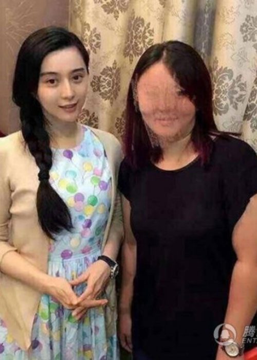 Hình ảnh Phạm Băng Băng tết tóc và mặc đơn giản chụp ảnh cùng người hâm mộ. Ảnh: 163