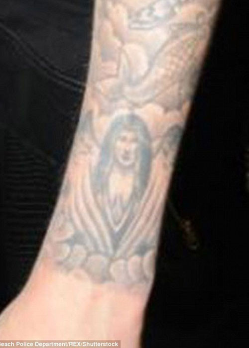 Justin và Selena yêu nhau từ năm 2011 và hợp tan vô số lần. Tháng 3/2018, cặp đôi chia tay dù đã nỗ lực hàn gắn mối quan hệ. Fans của Selena và Justin tỏ ra tiếc nuối khi Justin đính hôn với Hailey. Ảnh: Dailymail