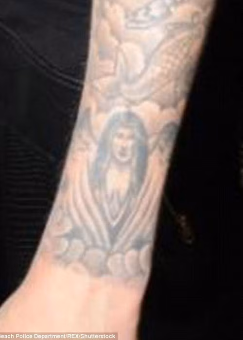 Justin và Selena yêu nhau từ năm 2011 và hợp tan vô số lần. Tháng 3/2018, cặp đôi chia tay dù đã nỗ lực hàn gắn mối quan hệ. Fans của Selena và Justin tỏ ra tiếc nuối khi Justin đính hôn với Hailey. Ảnh: Dailymail