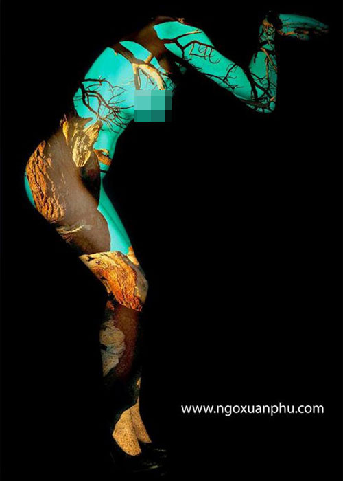 Các nghệ sĩ nhiếp ảnh tham gia "Ảnh nude nghệ thuật" đều rất vui mừng khi triển lãm không bị gắn mác 18+. Triển lãm "Ảnh nude nghệ thuật" sẽ kết thúc vào ngày 27/7. Ảnh: Doisongphapluat