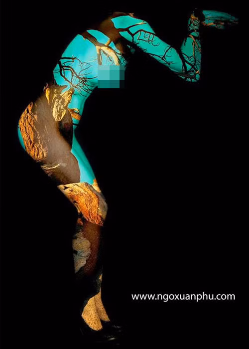 Các nghệ sĩ nhiếp ảnh tham gia "Ảnh nude nghệ thuật" đều rất vui mừng khi triển lãm không bị gắn mác 18+. Triển lãm "Ảnh nude nghệ thuật" sẽ kết thúc vào ngày 27/7. Ảnh: Doisongphapluat