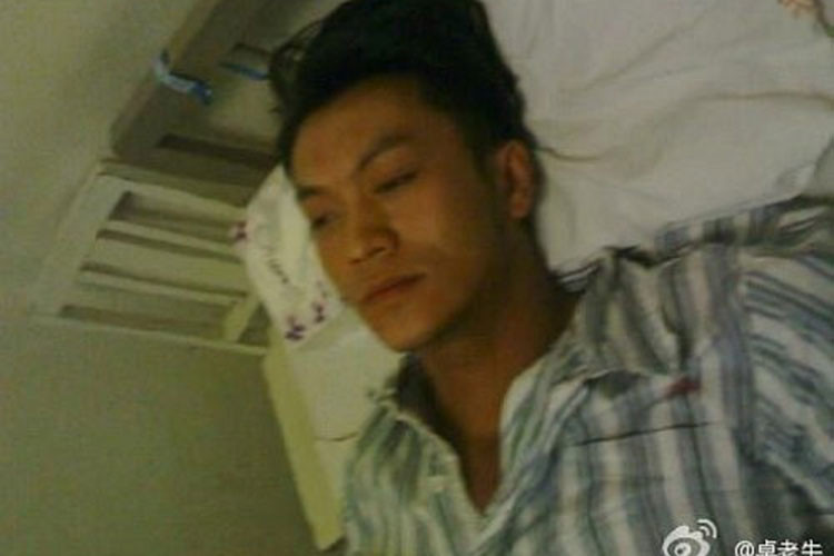 Năm 2011, đóng phim "Đổng Tước Đài", nam diễn viên Phó Tuấn Long bị một con ngựa điên hất ngã. Anh được chuẩn đoán chân trái không còn phản ứng, 4 trong số 5 khớp thắt lưng bị vấn đề. Ảnh: Phapluatxahoi