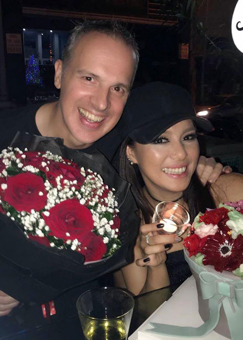 Ông xã của Lý Thanh Thảo rất chiều chuộng vợ. Anh sẵn sàng chia sẻ công việc nhà, chăm sóc con để cô làm việc.