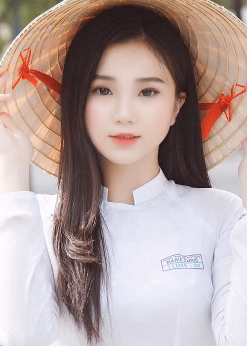 Thu Tâm là học sinh trườngTHPT Marie Curie, TP HCM, từng gây sốt mạng xã hội với bức ảnh duyên dáng trong tà áo dài trắng.