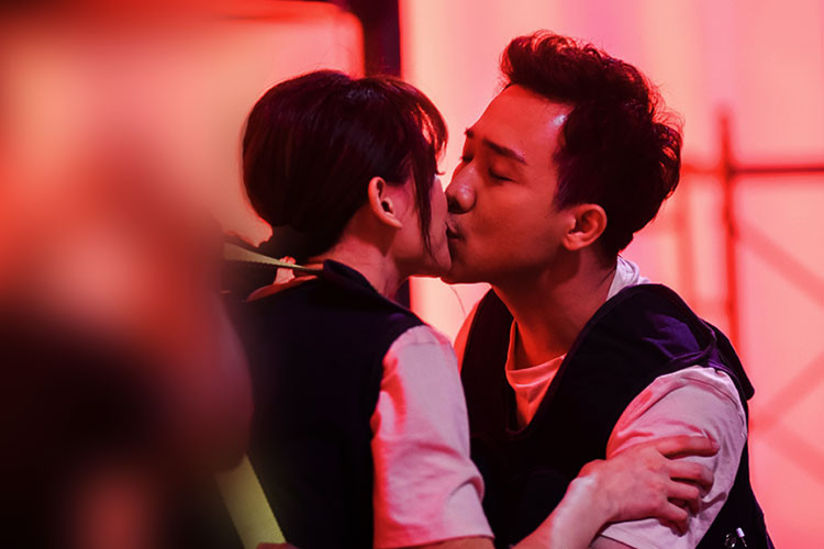 Khi đã hoàn thành xuất sắc thử thách, cặp đôi dành cho nhau cử chỉ đầy tình cảm.