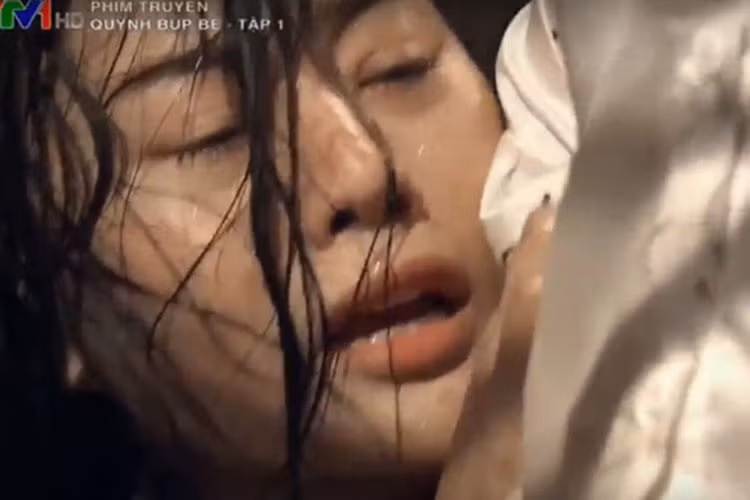 Phương Oanh kể trên người cô không biết có bao nhiêu vết trầy xước, bầm tím kể từ khi đóng phim “Quỳnh búp bê”. Ảnh: VTV