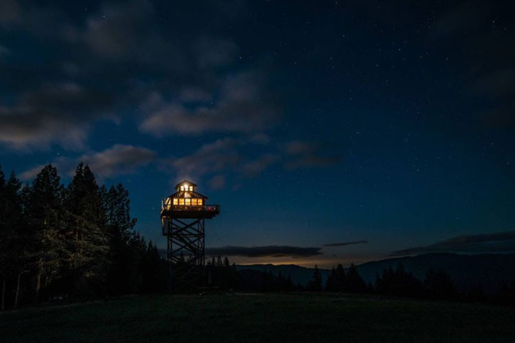 Ngôi nhà nhỏ này cách mặt đất 40m được bao quanh bởi Rừng Quốc gia Umpqua. Đây sẽ là nơi hóng mát, ngắm cảnh tuyệt vời dành cho bất cứ ai đã quá chán ngán với cái nắng hè 39-40 độ C.