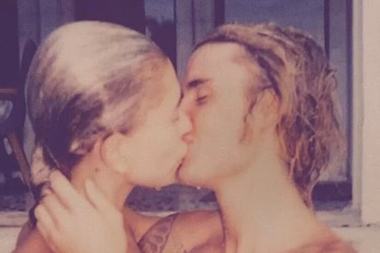 Mới đây, trên trang cá nhân, Justin khoe ảnh khóa môi vợ sắp cưới nồng nàn. Hình ảnh hiện thu hút hơn 8 triệu lượt thích. Ảnh: Instagram nhân vật