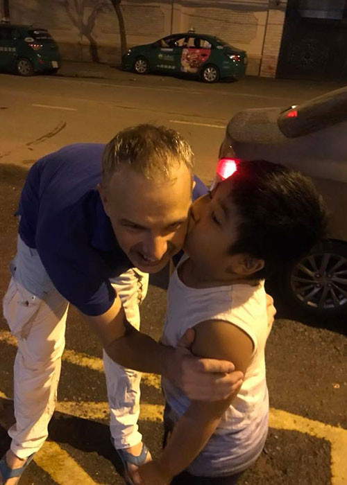 Bé Gia Khánh cũng dành nhiều tình cảm cho bố dượng.