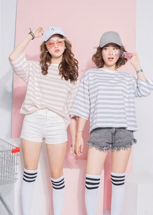 Một cô gái mặc đồ gọn gàng, trẻ trung với những item như áo phông, quần jeans, chân váy xếp li… mang đến sự gần gũi, thân thiện.