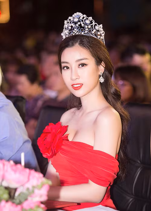 Lên ngôi Hoa hậu Việt Nam 2016, Đỗ Mỹ Linh đến nay trung thành với phong cách thanh lịch. Tuy nhiên, người đẹp vẫn mạnh dạn diện trang phục gợi cảm.