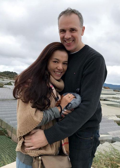 Trước đó, vào năm 2016, nữ diễn viên phim “Mùi ngò gai” được ông xã ngoại quốc cầu hôn bất ngờ tại Australia.