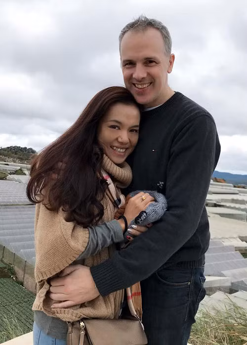 Trước đó, vào năm 2016, nữ diễn viên phim “Mùi ngò gai” được ông xã ngoại quốc cầu hôn bất ngờ tại Australia.