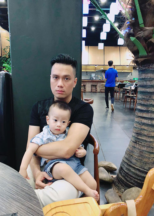 Việt Anh cùng con trai làm mặt buồn thiu.