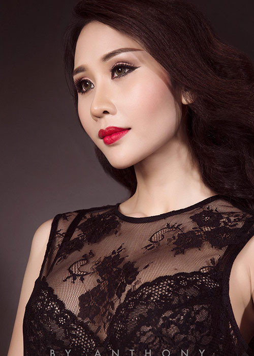 Nhiều năm làm người mẫu ảnh, người mẫu catwalk, Chi Nguyễn tham gia cuộc thi Duyên dáng Áo dài 2017 và đoạt danh hiệu á khôi 1.