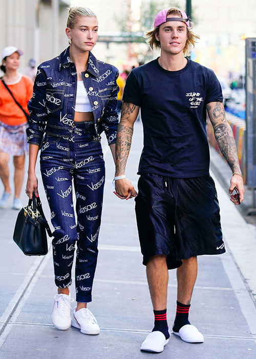 Nam ca sĩ sinh năm 1994 nắm tay bạn gái không rời trên phố. Ảnh: Usmagazine