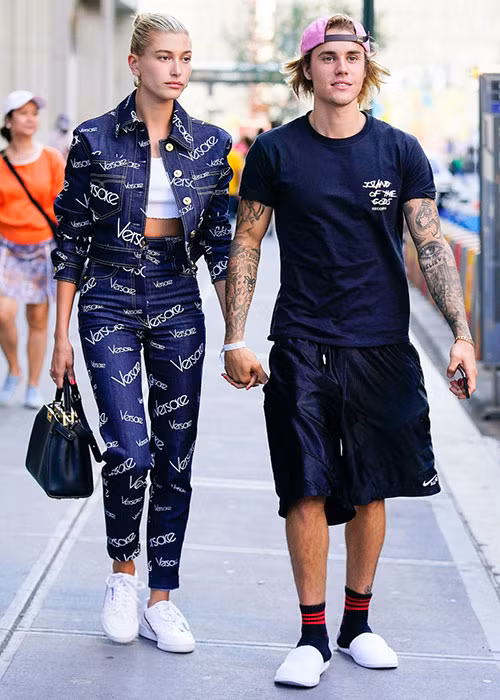 Nam ca sĩ sinh năm 1994 nắm tay bạn gái không rời trên phố. Ảnh: Usmagazine