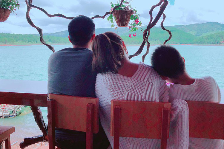 Lê Phương khoe khoảnh khắc bình yên bên chồng con.