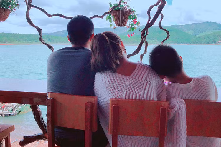 Lê Phương khoe khoảnh khắc bình yên bên chồng con.