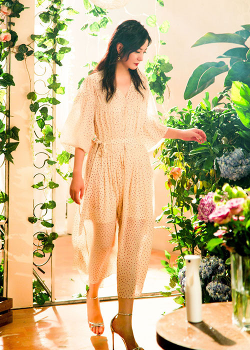 Triệu Vy được khen có phong cách thời trang tinh tế. Ảnh: Weibo