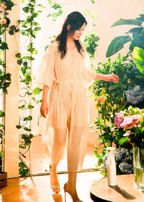 Triệu Vy được khen có phong cách thời trang tinh tế. Ảnh: Weibo