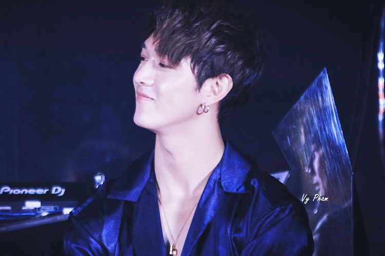 Nam diễn viên phim "Hậu duệ mặt trời" đốn tim fans với nụ cười má lúm đồng tiền. Ảnh: FBNV