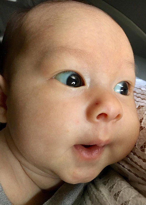 Gần 2 tháng tuổi, bé Lina đã theo mẹ đi khắp nơi từ đi đám cưới đến đi chụp ảnh. Theo lời Lan Phương, đến nơi nào, con gái cũng thể hiện sự háo hức.