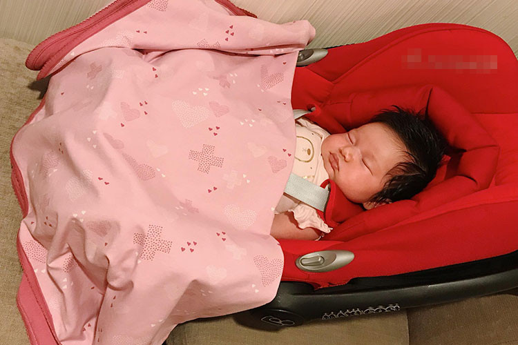 Bé Myla đáng yêu trong ngày đầy tháng tuổi.