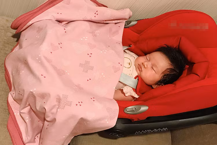 Bé Myla đáng yêu trong ngày đầy tháng tuổi.