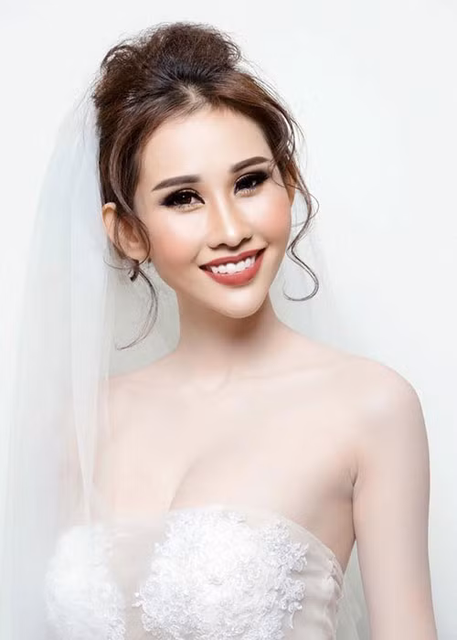 Hình ảnh Chi Nguyễn mặc váy cô dâu trong một bộ ảnh thời trang.