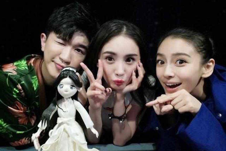 Hình ảnh Dương Mịch đón sinh nhật lần thứ 31 bên Angelababy. Ảnh: Weibo