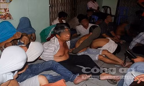 Các con bạc bị Công an Q.Bình Thạnh bắt quả tang khi tham gia cá độ tại quán cà phê Sóng Nhạc vào đêm 2-7