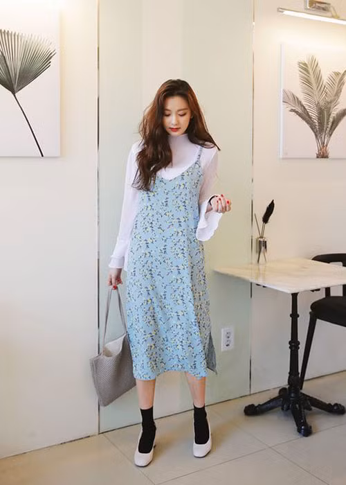 Váy liền nhẹ nhàng: Những cô gái với vẻ ngoài dịu dàng, nữ tính luôn có sức hút với phe mày râu muốn chứng tỏ mình là “phái mạnh”.