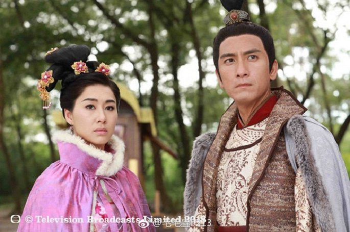 Phong cách trang phục bị đánh giá là lòe loẹt như thập niên 1990. Theo nhiều chuyên gia truyền hình, trang phục đơn giản, bối cảnh thô sơ là nguyên nhân khiến chất lượng phim TVB giảm sút dù các diễn viên diễn xuất tốt.