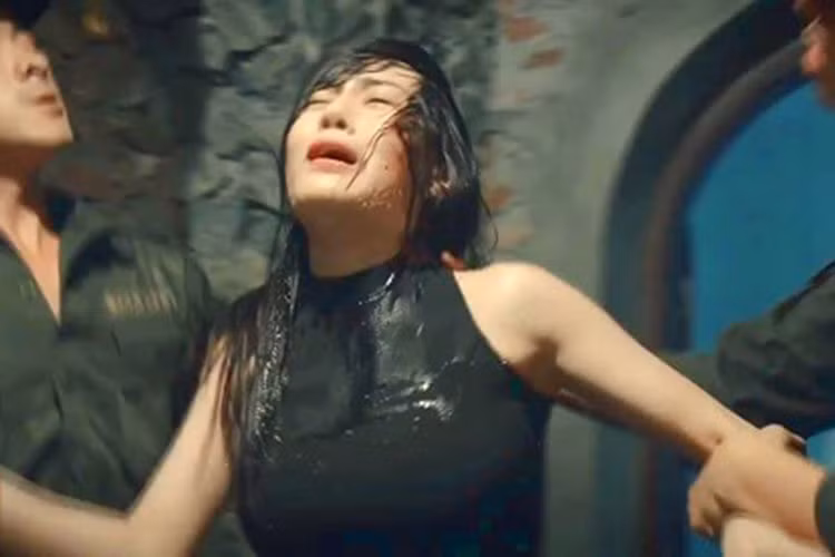 Hình ảnh Quỳnh bị tra tấn dã man khi rơi vào động quỷ như bị nhúng đầu vào bể nước hay bị chích điện. Ảnh: VOV