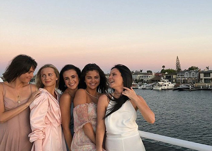 Selena chọn chiếc váy gợi cảm để mặc trong ngày đón tuổi mới.