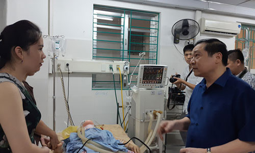 Chiều 22-7, ông Lại Xuân Môn, Bí thư tỉnh ủy Cao Bằng (bên phải), thăm hỏi, động viên người nhà nạn nhân bị thương nặng đang nằm điều trị tại Bệnh viện Đa khoa Cao Bằng - Ảnh: Văn Duẩn