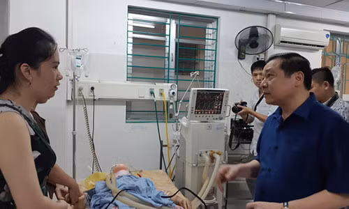 Chiều 22-7, ông Lại Xuân Môn, Bí thư tỉnh ủy Cao Bằng (bên phải), thăm hỏi, động viên người nhà nạn nhân bị thương nặng đang nằm điều trị tại Bệnh viện Đa khoa Cao Bằng - Ảnh: Văn Duẩn