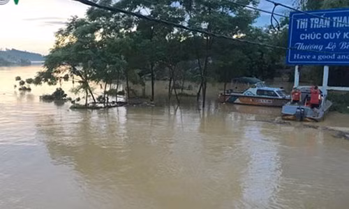 Lực lượng công an ứng trực, sẵn sàng chở người dân đến nơi an toàn.