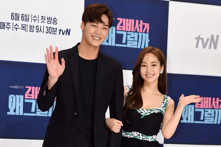 Trong “Thư ký Kim sao thế”, Lee Tae Hwan đóng vai Lee Sung Yeon - nhà văn đẹp trai có cảm tình với thư ký Kim (Park Min Young). Ảnh: Newspic