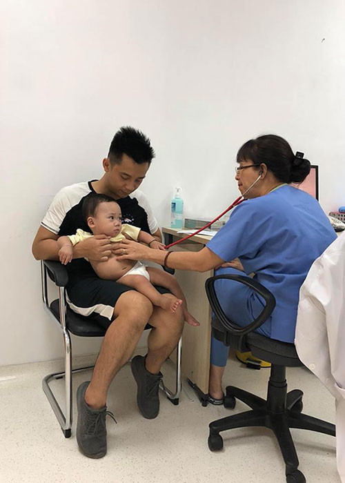 Bé Peter được Hằng Túi và người thân trong gia đình đưa đi khám bệnh trong tình trạng bị ốm sốt.