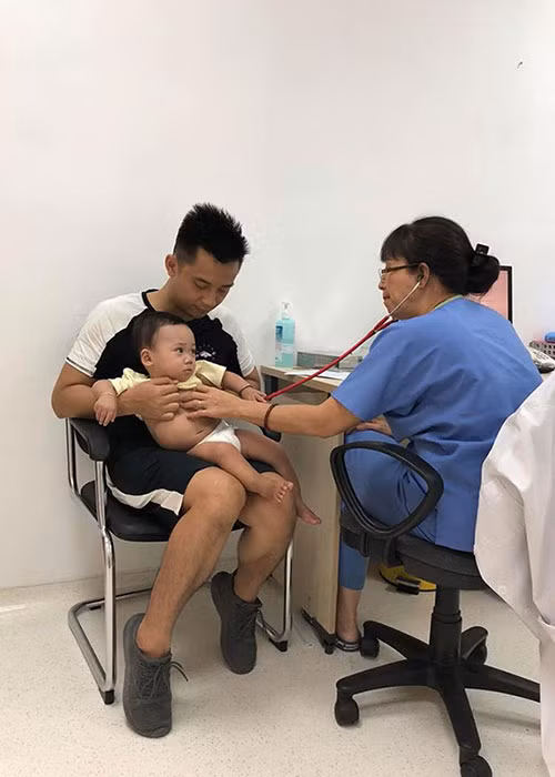 Bé Peter được Hằng Túi và người thân trong gia đình đưa đi khám bệnh trong tình trạng bị ốm sốt.