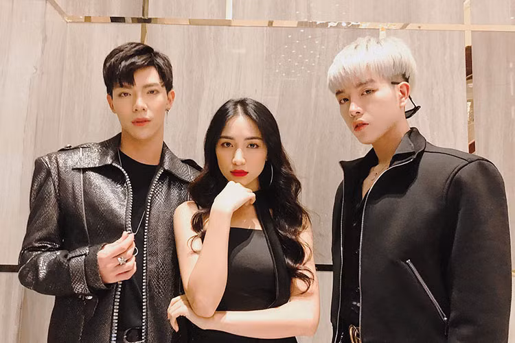 Hòa Minzy đăng tải hình ảnh bên Erik và Đức Phúc kèm chú thích: "Dù ai là quán quân thì mình vẫn luôn là người đứng giữa".